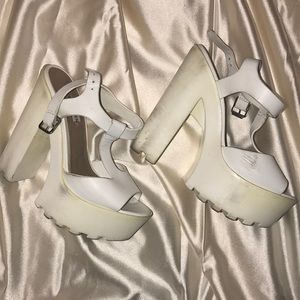 Steve Madden size 6 platform white heels buckle